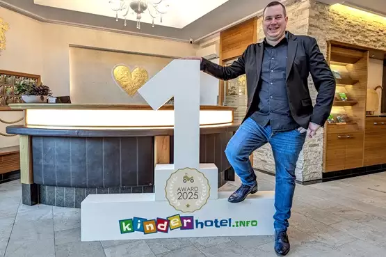 Gewinner kinderhotel.info Award 2025 - Alexander Brunner von der Familien-Wellness Residence Tyrol