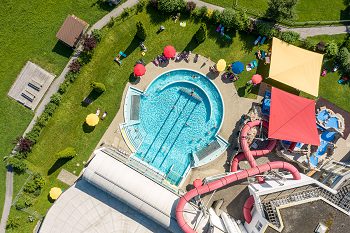 Wasserrutsche und Pool vom Swiss Holiday Park