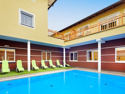 Familienhotel - Kirchdorf in Tirol - beheizter und überdachter Pool für eine angenehme Abkühlung - Das Familien-Clubhotel Wolkensteinbär