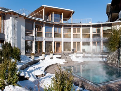 Familienhotel - Trebesing - Außenansicht im Winter Hotel Eschenhof - Ortners Eschenhof - Alpine Slowness
