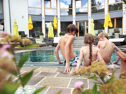 Familienhotel - Trebesing - Kinder am Außenpool - Ortners Eschenhof - Alpine Slowness