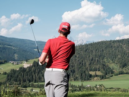 Familienhotel - Award-Gewinner - Im Golfhotel Gut Weissenhof in Salzburg spielerisch die ersten Golfschwünge ziehen.  - Hotel Gut Weissenhof ****S
