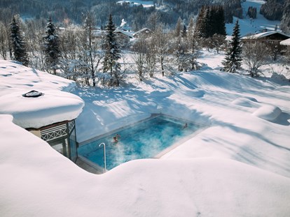 Familienhotel - Pongau - Beheizter Außenpool mit Blick auf den Skilift - Hotel Gut Weissenhof ****S