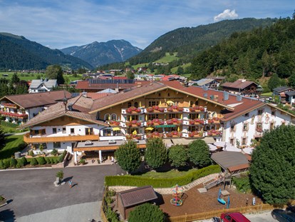 Familienhotel - Tirol - Spielplatz direkt vor dem Haus. - Familotel Landgut Furtherwirt