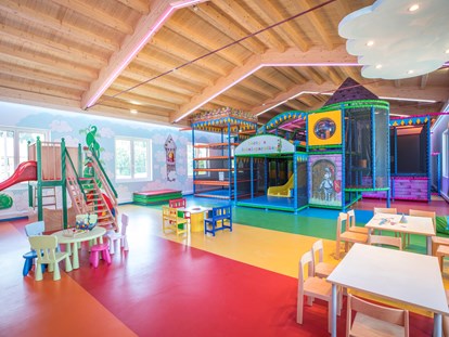Familienhotel - Verpflegung: 3/4 Pension - Spannung, Spaß und Spiel - Ihre Kinder haben 250m² Spielfläche zur Verfügung - Schlosshotel Lacknerhof****S Flachau