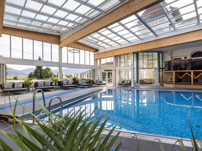 Familienhotel - Wellnessbereich - Schwimmbad mit Familiennester und Cabrio-Dach - Schlosshotel Lacknerhof****S Flachau