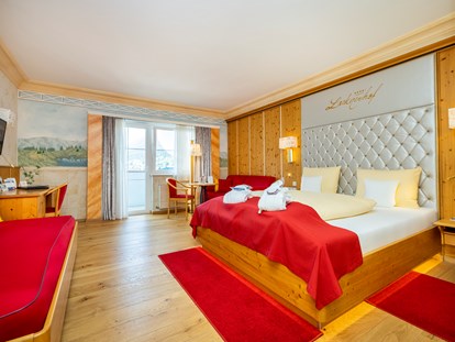 Familienhotel - Radstadt - Unsere Zimmer und Suiten sind mit Parkett, Balkon, Gratis-WLAN, einem Suite-Pad, getrenntem Bad und WC, Allergiker-Bettwäsche, uvm. ausgestattet. - Schlosshotel Lacknerhof****S Flachau