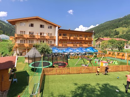 Familienhotel - Pools: Schwimmteich - Außenansicht mit spielenden Kindern - Familienhotel Botenwirt ***S