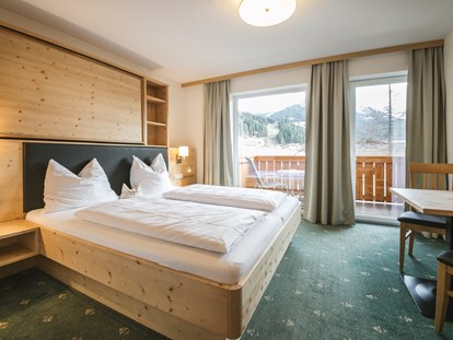 Familienhotel - Radstadt - Familienzimmer Typ A mit Doppelbett und Stockbett in einem der Schlafzimmer - Familienhotel Botenwirt ***S
