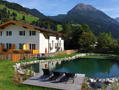 Familienhotel - Radstadt - Außenansicht mit Schwimmteich - Familienhotel Botenwirt ***S
