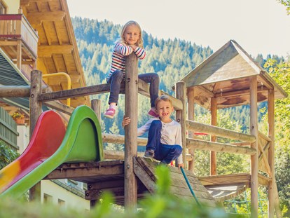 Familienhotel - Kirchdorf in Tirol - Da kommt keine Langweile auf! Ein großer Garten mit Spielanlage erwartet euch. - Familienhotel Salzburger Hof