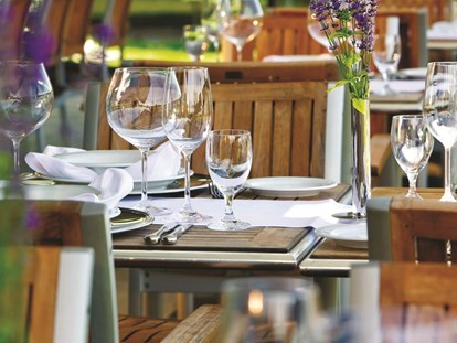 Familienhotel - Naturns bei Meran - Schön gedeckte Tische im Gasthof - Taser Alm