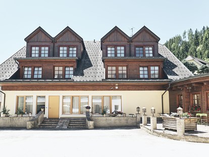Familienhotel - Gosau - Außenansicht Oim Haus - Das Original Kinderhotel Stegerhof in der Steiermark