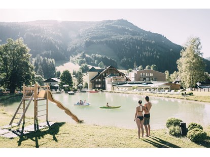 Familienhotel - Gosau - hoteleigener Naturbadeteich - Das Original Kinderhotel Stegerhof in der Steiermark