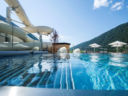 Familienhotel - Trentino-Südtirol - Outdoor-Infinity-Pool mit Riesenröhrenrutsche - Familienhotel Huber