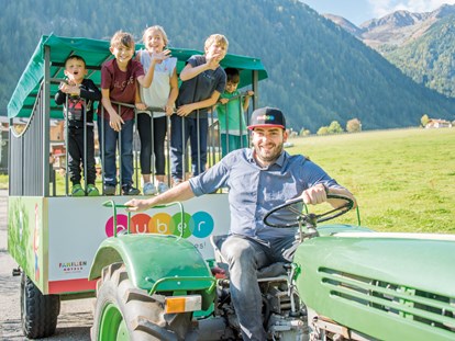 Familienhotel - Kletterwand - Traktorfahrt im Happy-Hänger - Familienhotel Huber