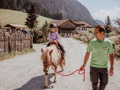 Familienhotel - Wellnessbereich - Pony reiten am Erlebnisbauernhof - Familienhotel Huber