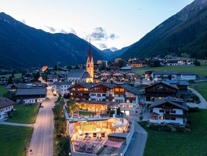 Familienhotel - Trentino-Südtirol - Außenaufnahme Schwimmbad, Wasserrutsche und Erlebnisspielplatz - Familienhotel Huber
