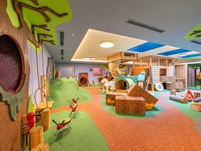 Familienhotel - Award-Gewinner - Neue Happy-World, Indoor-Bauernhof-Spielraum über 2 Etagen - Familienhotel Huber