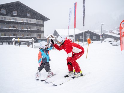 Familienhotel - Braunwald - Die Skischule startet direkt vor dem Hotel Gorfion - Gorfion Familotel Liechtenstein