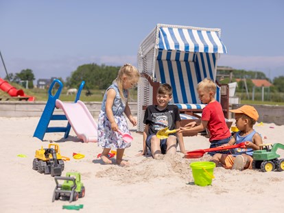 Familienhotel - Umgebungsschwerpunkt: Strand - Buddeln, matschen und bauen im Sandkasten - Frieslandstern - Ferienhof und Hotel