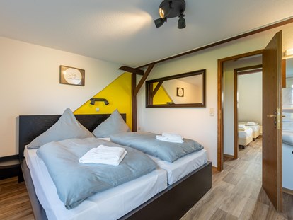 Familienhotel - Umgebungsschwerpunkt: Strand - Schlafzimmer - Frieslandstern - Ferienhof und Hotel