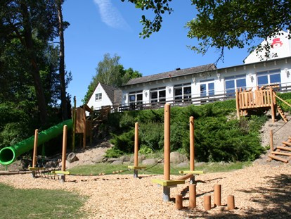 Familienhotel - Umgebungsschwerpunkt: Strand - Spielplatz am Hang - Familotel Borchard's Rookhus