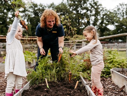 Familienhotel - Niedersachsen - Kinderbetreuung in der Natur mit eigenem Gemüsegarten - Familotel Landhaus Averbeck
