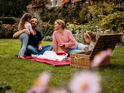Familienhotel - Lüneburger Heide - XXL-Picknickkorb für Familienmahlzeiten in der Natur - Familotel Landhaus Averbeck
