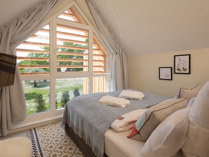 Familienhotel - Wellnessbereich - Schlafzimmer Cabin mit Blick über Wiesen und Felder - Familotel Landhaus Averbeck