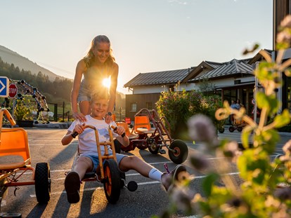 Familienhotel - Kirchdorf in Tirol - Während die Eltern noch ihr Gourmetmenü in Ruhe genießen, toben sich die Kinder bereits am Spielplatz mit Moon-Harleys und Co. aus. - Good Life Resort die Riederalm ****S