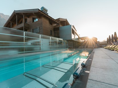 Familienhotel - Kirchdorf in Tirol - 20m langer Sport-Outdoor Pool in den "Pinzgauer Wasserfestspielen" - Good Life Resort die Riederalm ****S