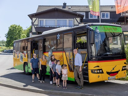 Familienhotel - Hessen - Der Ottonenhof Bus bringt euch zu den schönsten Ausflugszielen der Region - Familotel Ottonenhof - Die Ferienhofanlage im Sauerland