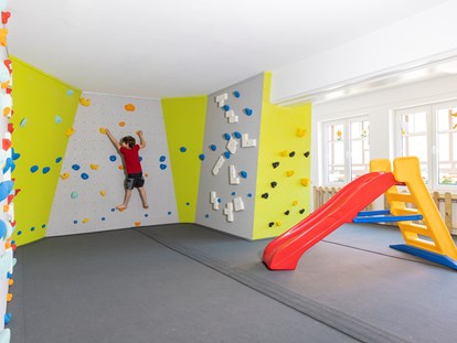 Familienhotel - Wellnessbereich - Kletterwand im Indoor Spielbereich - Familotel Ottonenhof - Die Ferienhofanlage im Sauerland
