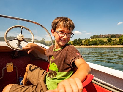 Familienhotel - Hessen Nord - Treetboot fahren auf dem nahegelegenen Diemelsee - Familotel Ottonenhof - Die Ferienhofanlage im Sauerland