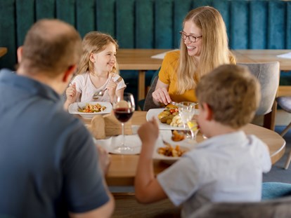 Familienhotel - Wellnessbereich - Familientisch - gemeinsam könnt ihr in unseren gemütlichen Stuben eure Mahlzeiten genießen  - Familotel Ottonenhof - Die Ferienhofanlage im Sauerland
