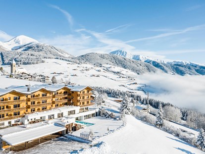 Familienhotel - Wellnessbereich - Außenansicht im Winter - Family Home Alpenhof