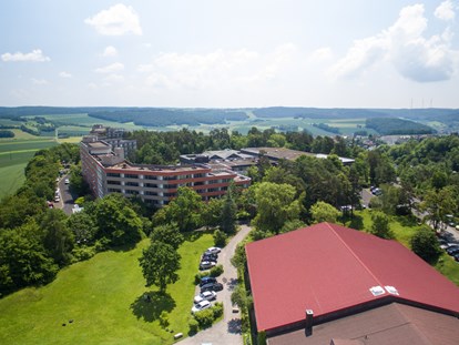 Familienhotel - Pools: Außenpool beheizt - Außenansicht Hotel Sonnenhügel - Hotel Sonnenhügel Familotel Rhön