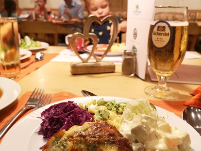 Familienhotel - Pools: Außenpool beheizt - Lecker Abendessen - Hotel Sonnenhügel Familotel Rhön