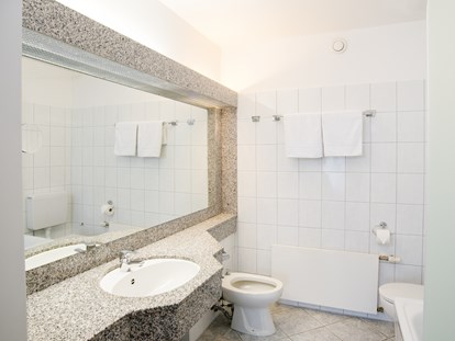 Familienhotel - Einzelzimmer mit Kinderbett - Beispiel Badezimmer mit Badewanne - Hotel Sonnenhügel Familotel Rhön