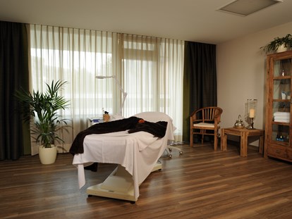 Familienhotel - Pools: Außenpool beheizt - Behandlungsraum BeautyWelt - Hotel Sonnenhügel Familotel Rhön