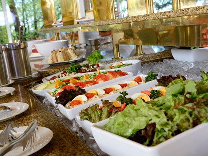 Familienhotel - Pools: Innenpool - Salatbuffet beim Abendessen - Hotel Sonnenhügel Familotel Rhön