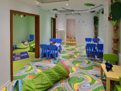 Familienhotel - Einzelzimmer mit Kinderbett - Dauerspielraum für kleinere Kinder - Hotel Sonnenhügel Familotel Rhön