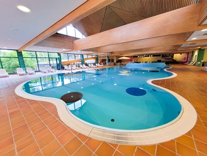 Familienhotel - Pools: Außenpool beheizt - Schwimmbad - oberes Innenbecken - Hotel Sonnenhügel Familotel Rhön
