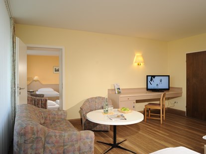 Familienhotel - Deutschland - Beispiel Standard 2-Raum-Appartement Haus 3 (ca. 70 qm) für 2 Erw. und 1 bis 4 Kinder (weitere auf Anfrage) - Hotel Sonnenhügel Familotel Rhön