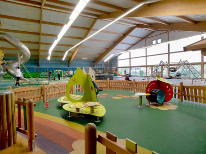 Familienhotel - Einzelzimmer mit Kinderbett - Kleinkindbereich im Indoor-Spielplatz - Hotel Sonnenhügel Familotel Rhön