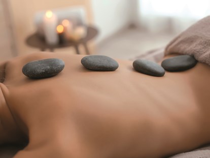 Familienhotel - Pools: Außenpool beheizt - Wellness-Massagen in der BeautyWelt - Hotel Sonnenhügel Familotel Rhön