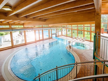 Familienhotel - Kinderbetreuung in Altersgruppen - Schwimmbad - "Unteres Becken" mit Übergang zum Außenbecken - Hotel Sonnenhügel Familotel Rhön