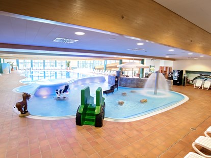 Familienhotel - Spielplatz - Schwimmbad - oberes Innenbecken mit Kleinkind-Bereich - Hotel Sonnenhügel Familotel Rhön
