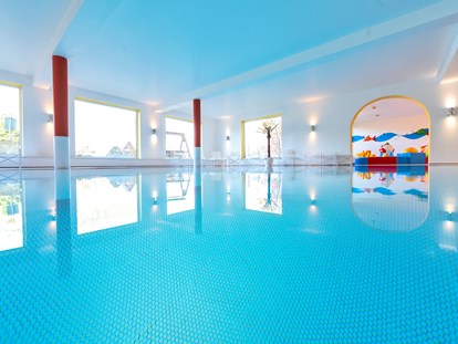 Familienhotel - Wellnessbereich - Schwimmbad - mit integrierten Whirlpool  - Familotel Mein Krug
